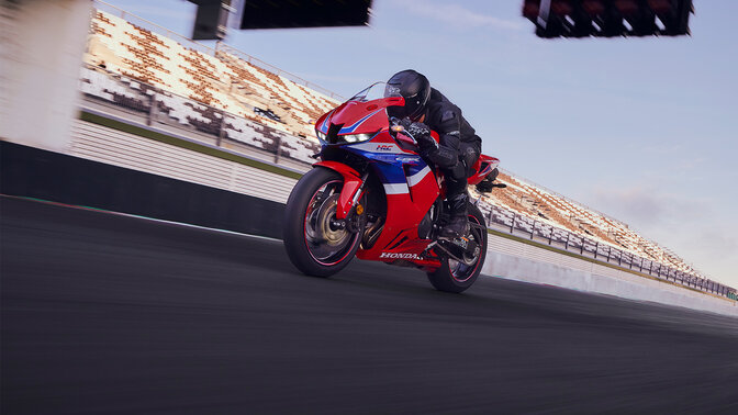 Vista frontal de tres cuartos estática de la CBR600RR.