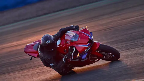CBR600RR en pista con el piloto en una curva.