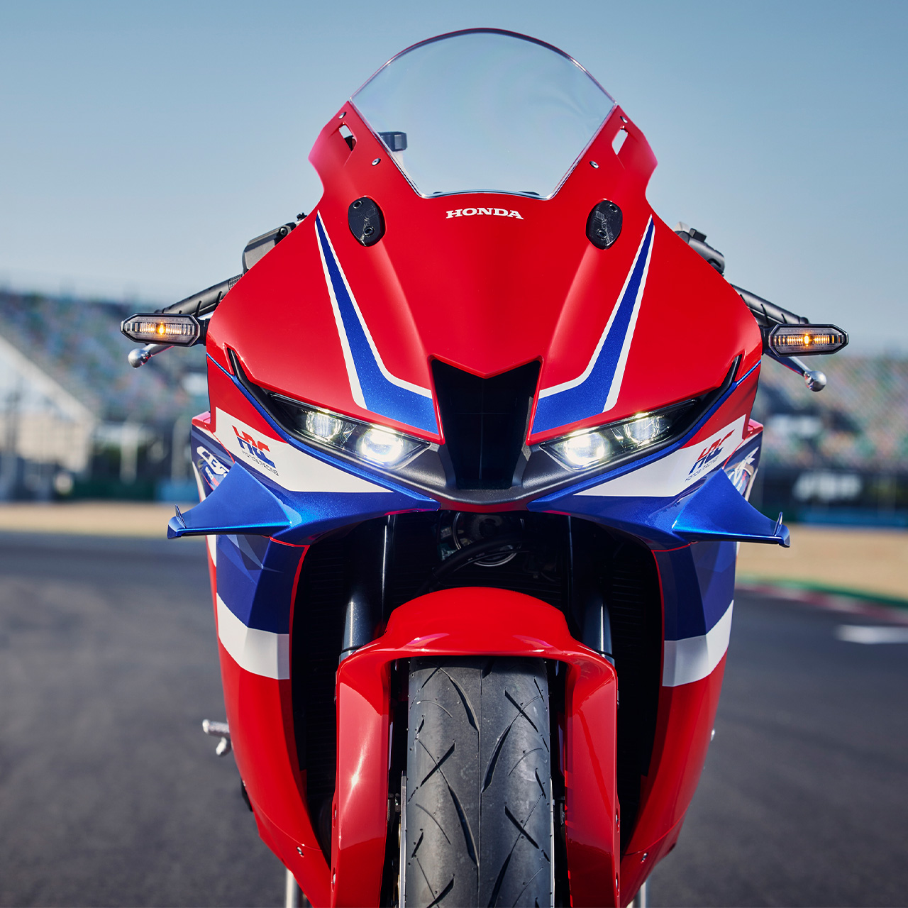 Detalle de primer plano del logotipo HRC de la CBR600RR.