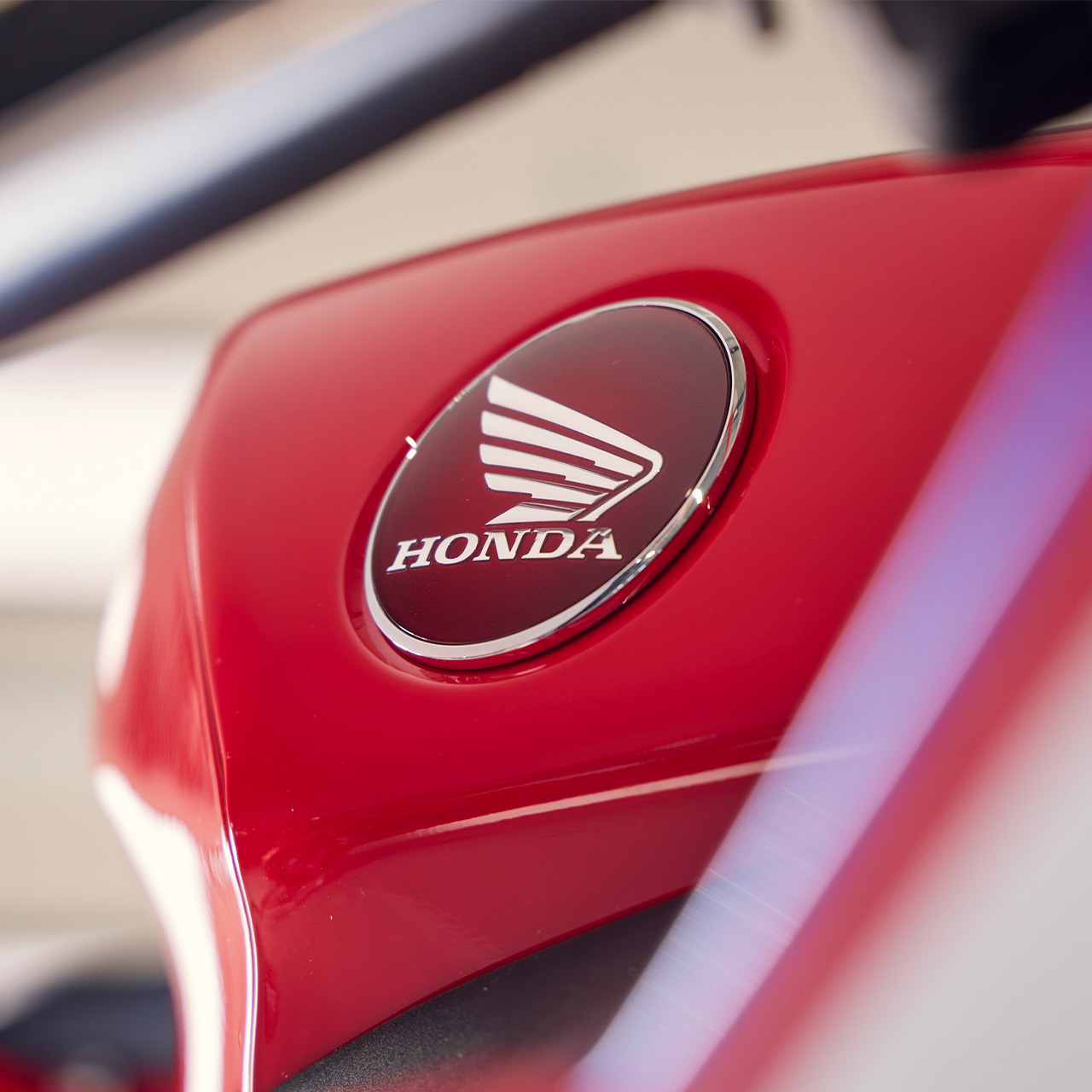 Detalle de primer plano del logotipo Honda de la CBR600RR