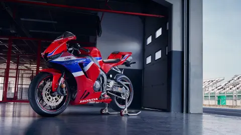 Imagen frontal de tres cuartos de la CBR600RR en boxes.