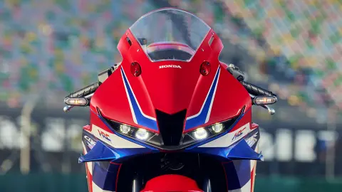 Detalle de primer plano del logotipo HRC de la CBR600RR.