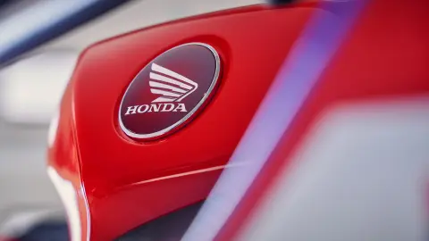 Detalle de primer plano del logotipo Honda de la CBR600RR