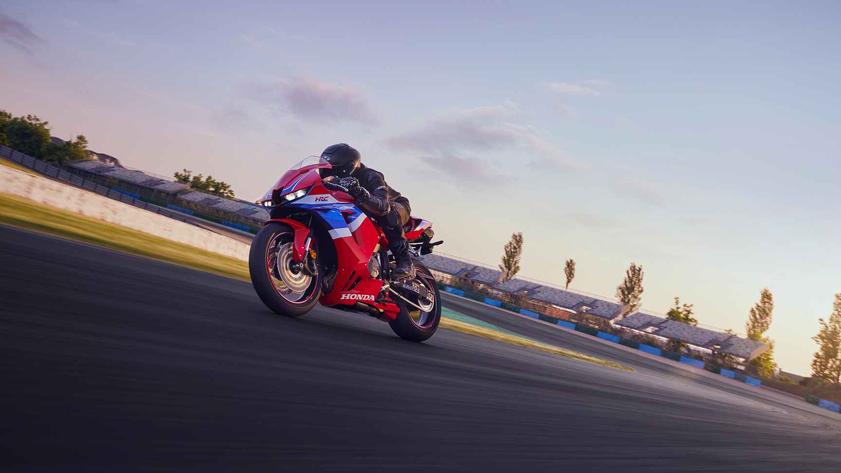 Vista frontal de tres cuartos dinámica de la CBR600RR en la pista.