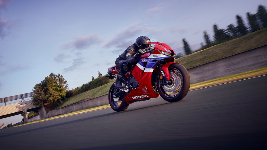 Imagen estática de la CBR600RR en el garaje de la pista.