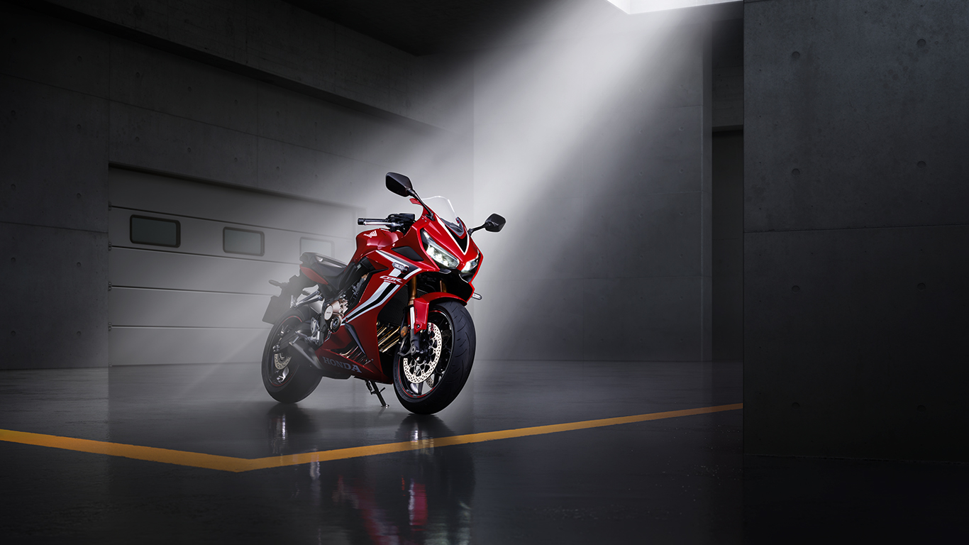 Vista del lateral delantero derecho de tres cuartos de la CBR650R en estudio