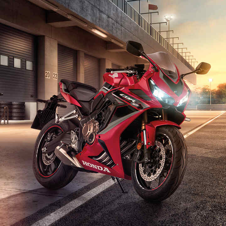 Vista del lateral delantero derecho de tres cuartos de la CBR650R en estudio