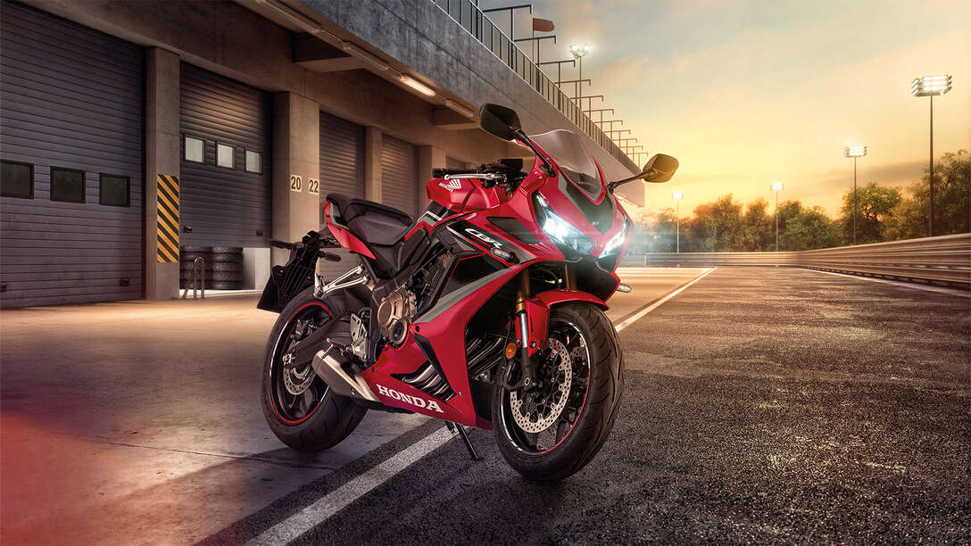 Vista del lateral delantero derecho de tres cuartos de la CBR650R en estudio