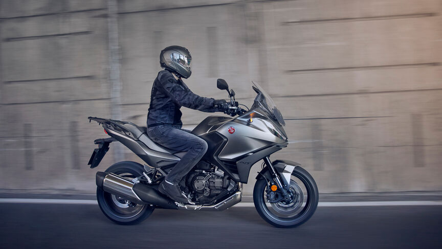 Honda NT1100 destacando la protección frente al viento y sus dimensiones compactas.