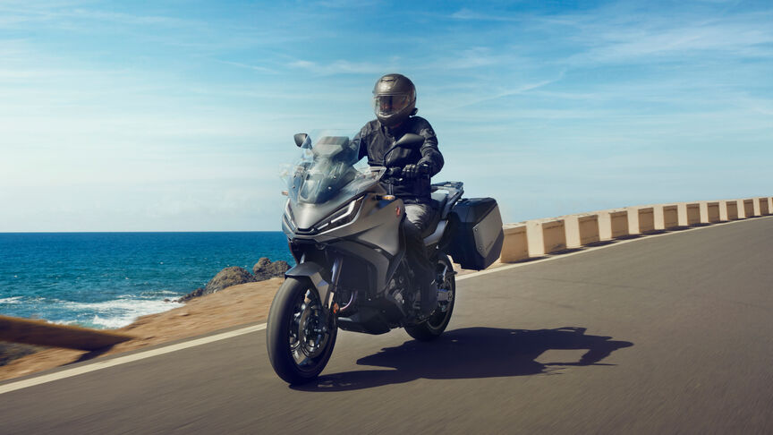 Honda NT1100 destacando la protección frente al viento y sus dimensiones compactas.