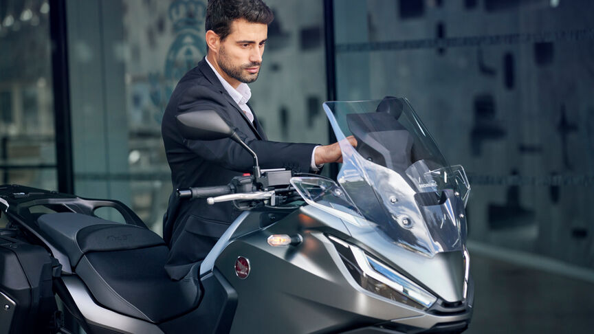 Honda NT1100 destacando la protección frente al viento y sus dimensiones compactas.