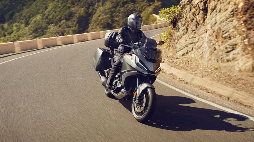 Honda NT1100 destacando la protección frente al viento y sus dimensiones compactas.