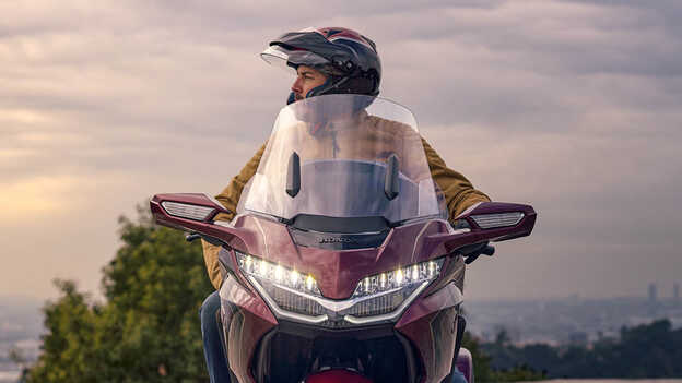 Honda GL1800 Gold Wing Tour, pantalla ampliada con accionamiento electrónico.