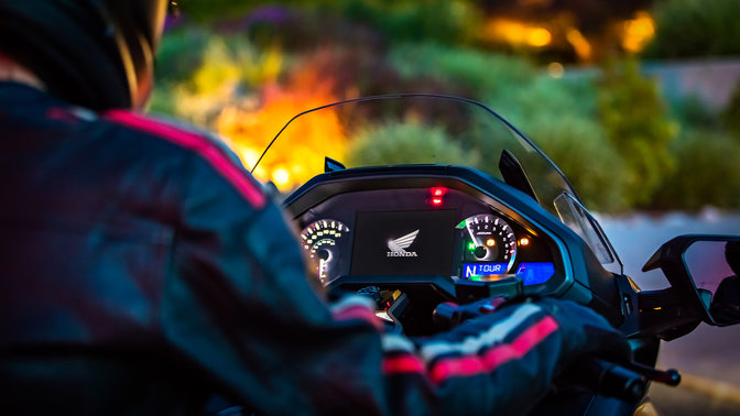 Primer plano del panel de instrumentos de la Honda Gold Wing.