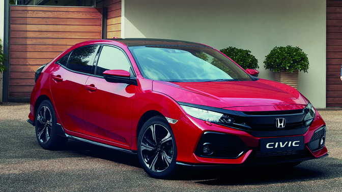 Vista frontal semi lateral del Honda Civic 5 Puertas rojo aparcado