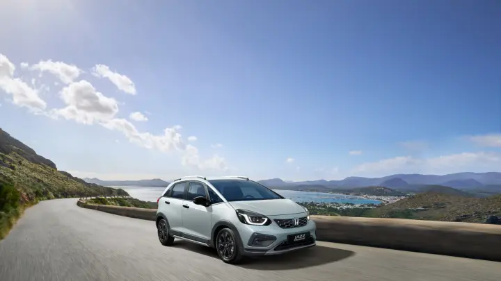 Frontal del Honda Jazz Hybrid circulando por debajo de un puente. 