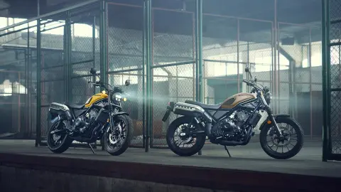 Honda CL500 en un entorno industrial