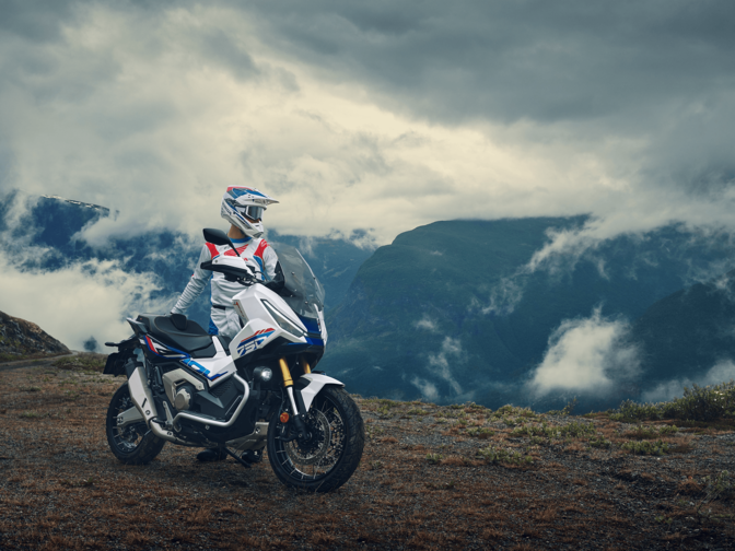 Lateral de la X-Adv en toma estática con conductor