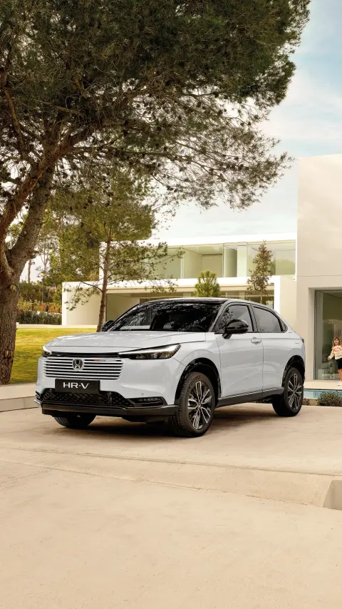 Dos Honda HR-V estacionados en el exterior de un edificio. 