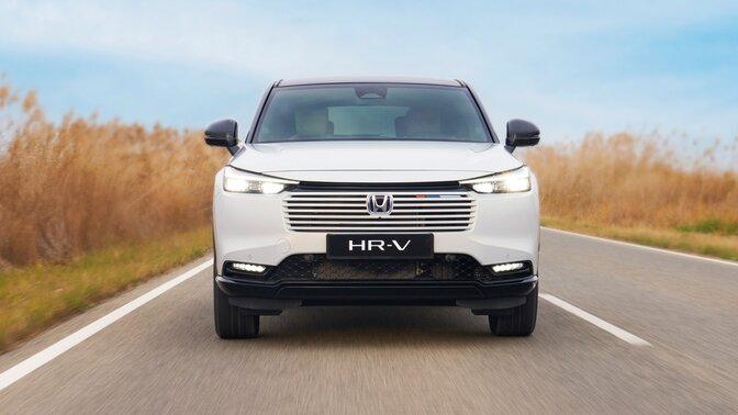 Vista trasera del Honda HR-V estacionado en el exterior de un edificio