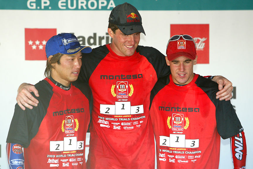 Top 3 del mundial de Trial de 2003. De izquierda a derecha: Takahisa Fujinami, Dougie Lampkin i Marc Freixa. Todos pilotos Montesa