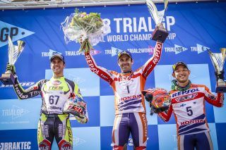 Toni Bou celebra su victoria nº100 sobre una Montesa