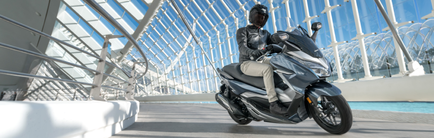 motorista en ciudad de las artes conduciendo forza 300 azul
