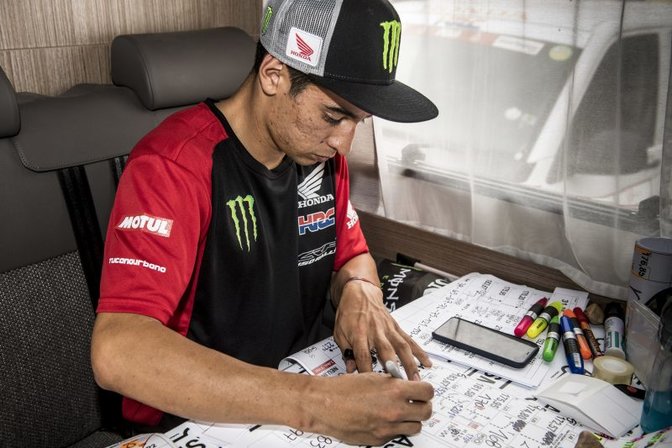 jose ignacio cornejo firmando autógrafos honda