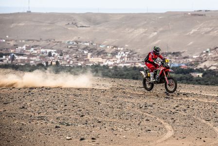 ricky bravec conduciendo honda en dakar 2019