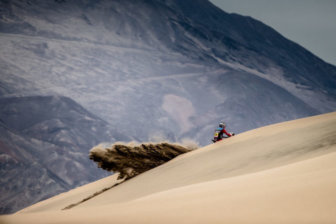 cornejo conduciendo sobre duna dakar 2019