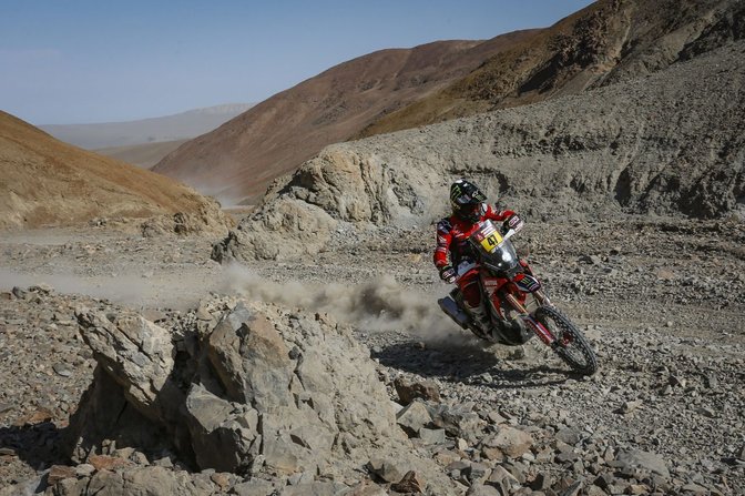 benavides conduciendo en zona rocosa dia 8 dakar 2019