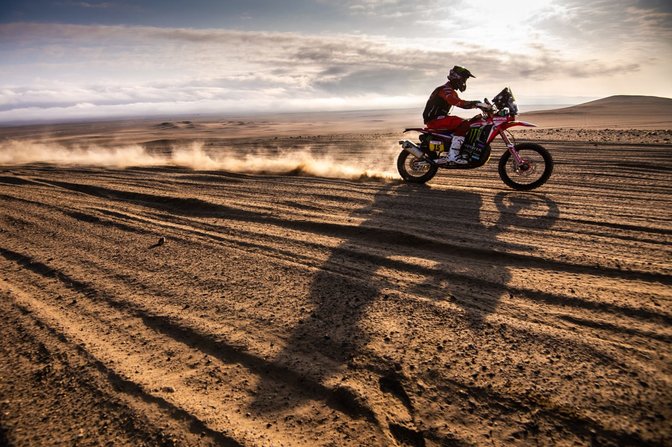 bravec conduciendo moto honda en dakar 2019