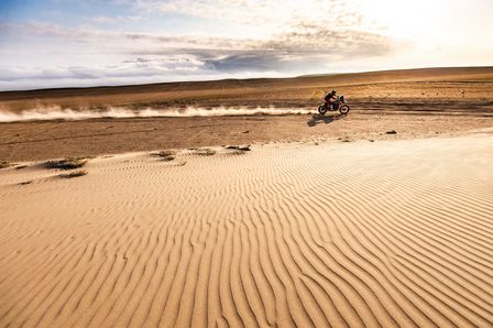 dakar 2019 motorista en el desierto