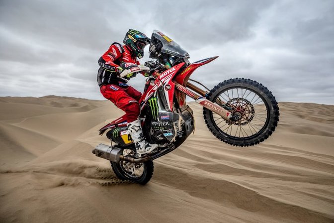 benavides haciendo caballito en dakar 2019