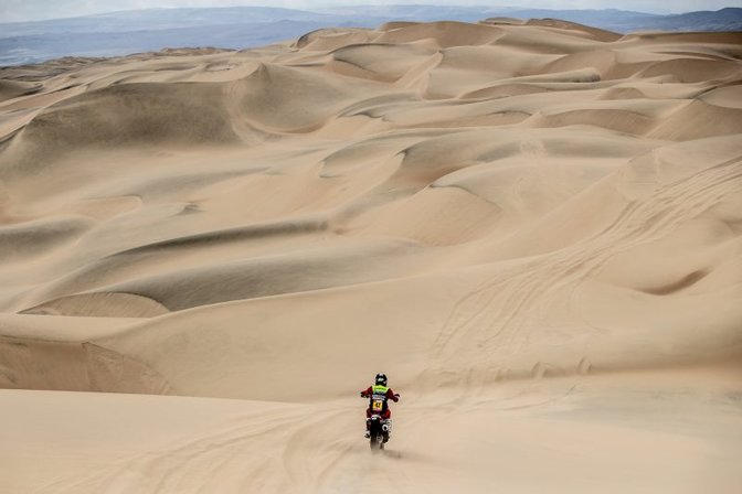 benavides conduciendo en desierto dakar 2019