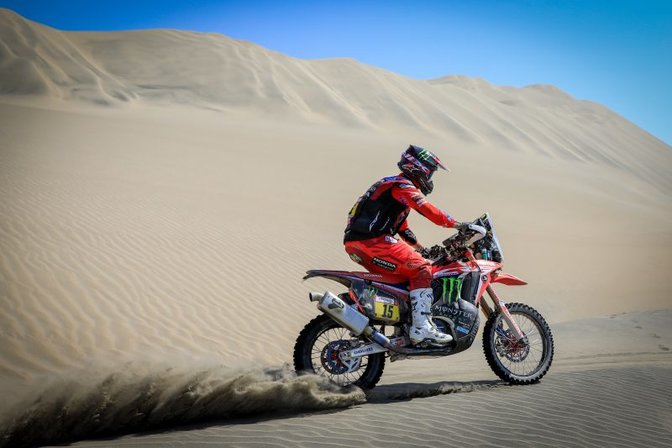 bravec conduciendo en desierto dakar 2019