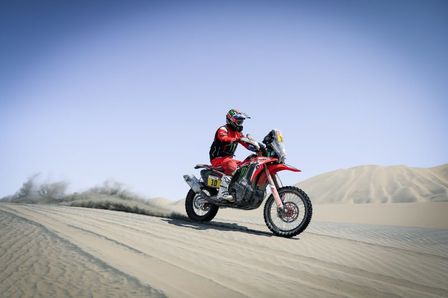 cornejo conduciendo honda en desierto dakar 2019