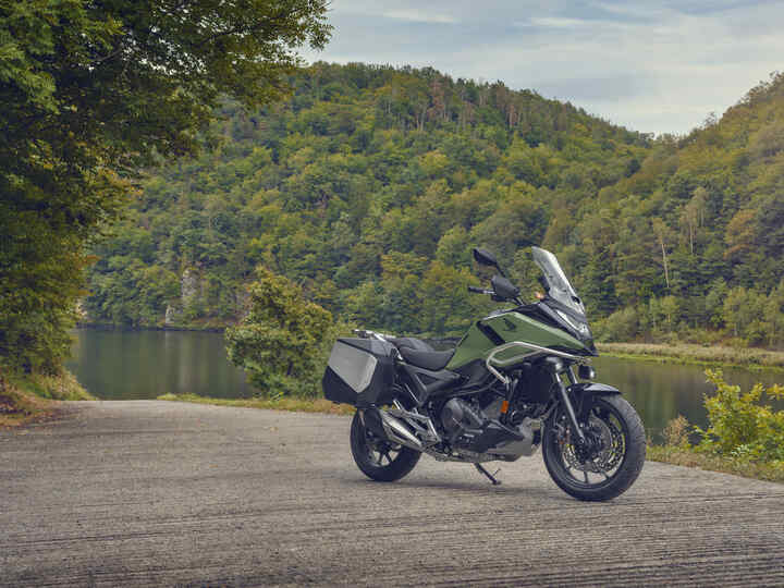 Motocicleta Honda NC750X estacionada en un lugar de la ciudad.