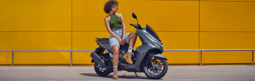 Honda PCX 125 en color gris