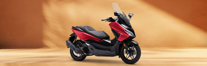 Honda Forza125 en color rojo