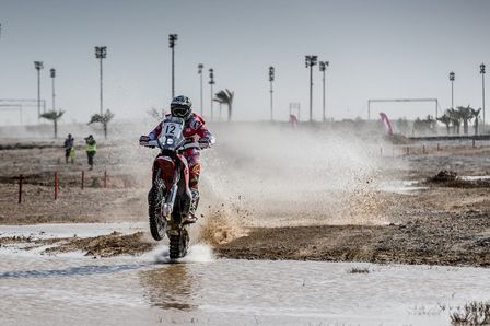 Kevin Benavides haciendo un caballito cruzando un charco
