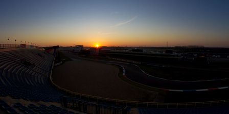 Vista del circuito TT Assen al atardecer