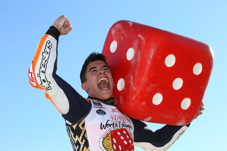 Marc Márquez celebra su campeonato mundial