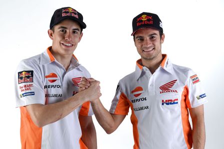 Márquez y Pedrosa chocan las manos, vestidos de calle, en estudio