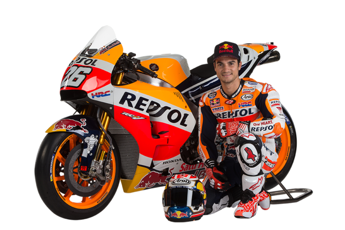 Dani Pedrosa en cuclillas junto a su moto, en estudio