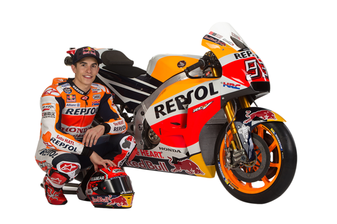 Marc Márquez en cuclillas junto a su moto, en estudio