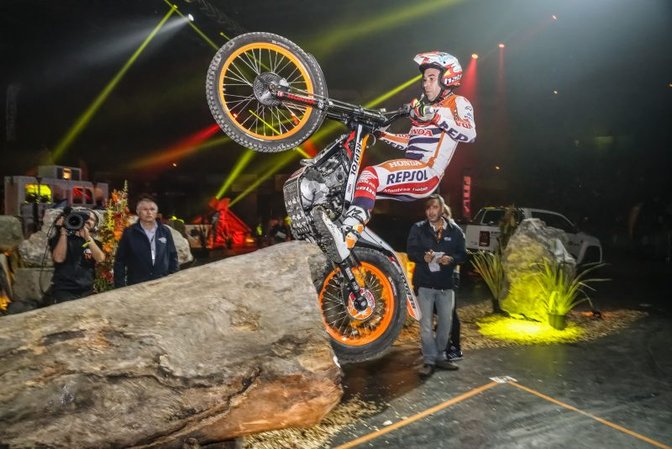 Toni bou encarando un obstáculo del recorrido