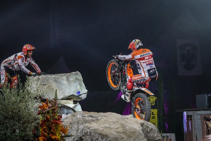 Toni Bou en uno de los obstáculos de la prueba bajo la atenta mirada de su mochilero