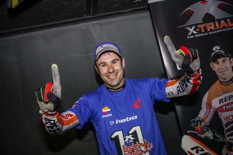 Toni Bou con los dos dedos índices de las manos en alta en señal de número 1