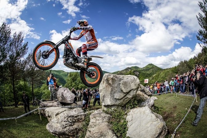 Toni Bou encarando una sección del trazado